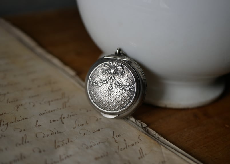 純銀 プドリエ ピルケース フランスアンティーク アンティークのある