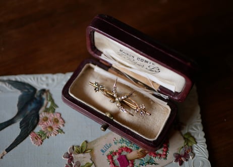K9 seed pearl   SWALLOW  brooch