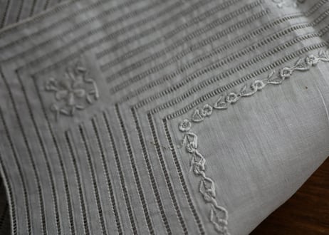 素敵な手刺繍　ハンカチ　フランスアンティーク　no.2