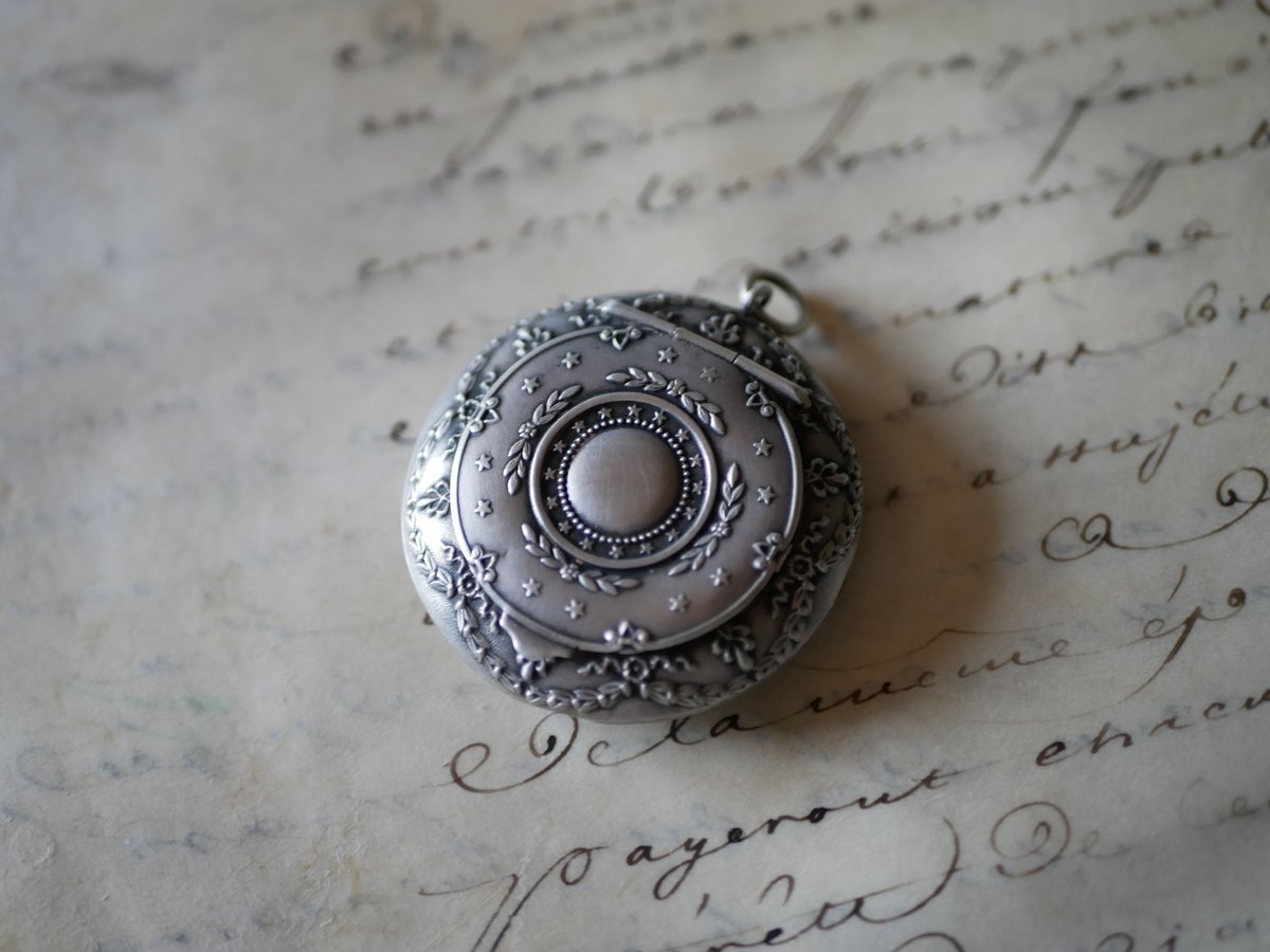 フランスアンティークシャトレーン　純銀製　貴婦人のパウダーケース フランスアンティークシャトレーン 純銀製 貴婦人のパウダーケース