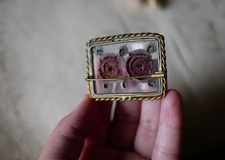 ローズ　lucite Brooch　ルーサイトブローチ　フランスヴィンテージ　ブロカント