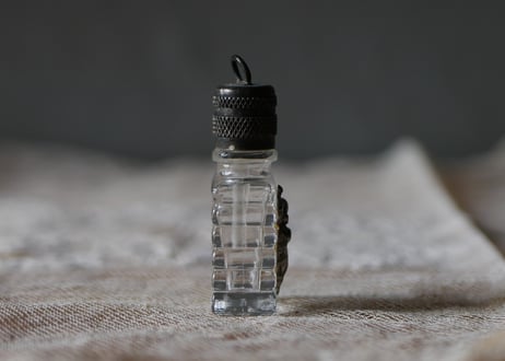 天使の小さな香水瓶　ペンダントトップ　気付け薬　フランスアンティーク　アンティーク