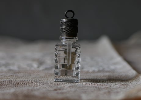 天使の小さな香水瓶　ペンダントトップ　気付け薬　フランスアンティーク　アンティーク