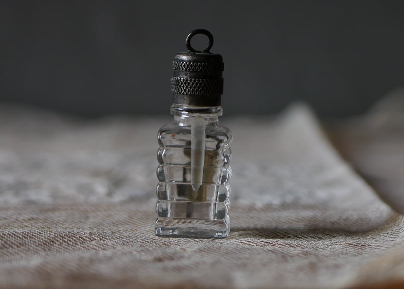 天使の小さな香水瓶 ペンダントトップ 気付け薬 フランス