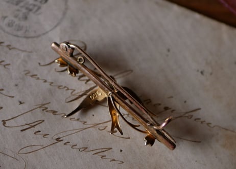 K9 seed pearl   SWALLOW  brooch