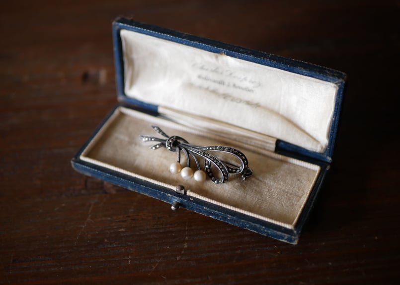 スズランのブローチ フランスブロカント箱付き 商談中 フランス