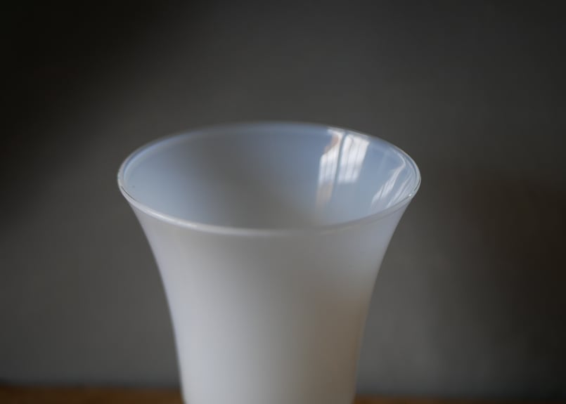 ホワイト オパリンガラス フラワーベース フランスヴィンテージ