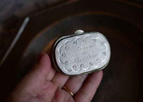 可愛らしい彫が入ったケース　フランスアンティーク　アンティークのある暮らし　ブロカント