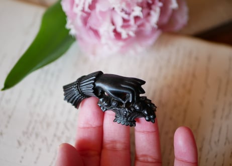 victorian brooch, Hand + panier