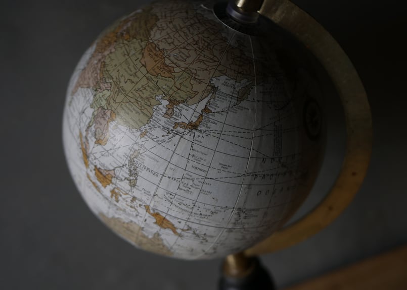 ビンテージパリ蚤の市地球儀ドローイング　年代不明　味のある紙ペーパーものフレーム ヴィンテージ POLITICAL GLOBE社製 地球儀 リメイク ペンダント