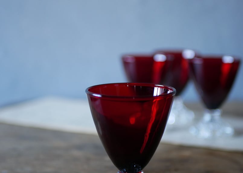 ワインレッドカラー 台座が可愛らしいグラス フランス