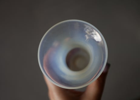 オパリン　フラワーベース　乳白色　フランスヴィンテージ　ブロカントのある暮らし