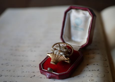 シェルの花が入ったパニエ brooch ブローチ フランスアンティーク