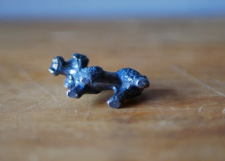 no.4 犬のフィギュリン　ピューター　フランスヴィンテージ　ブロカント