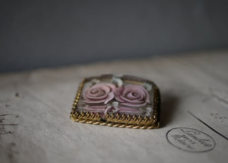 ローズ　lucite Brooch　ルーサイトブローチ　フランスヴィンテージ　ブロカント