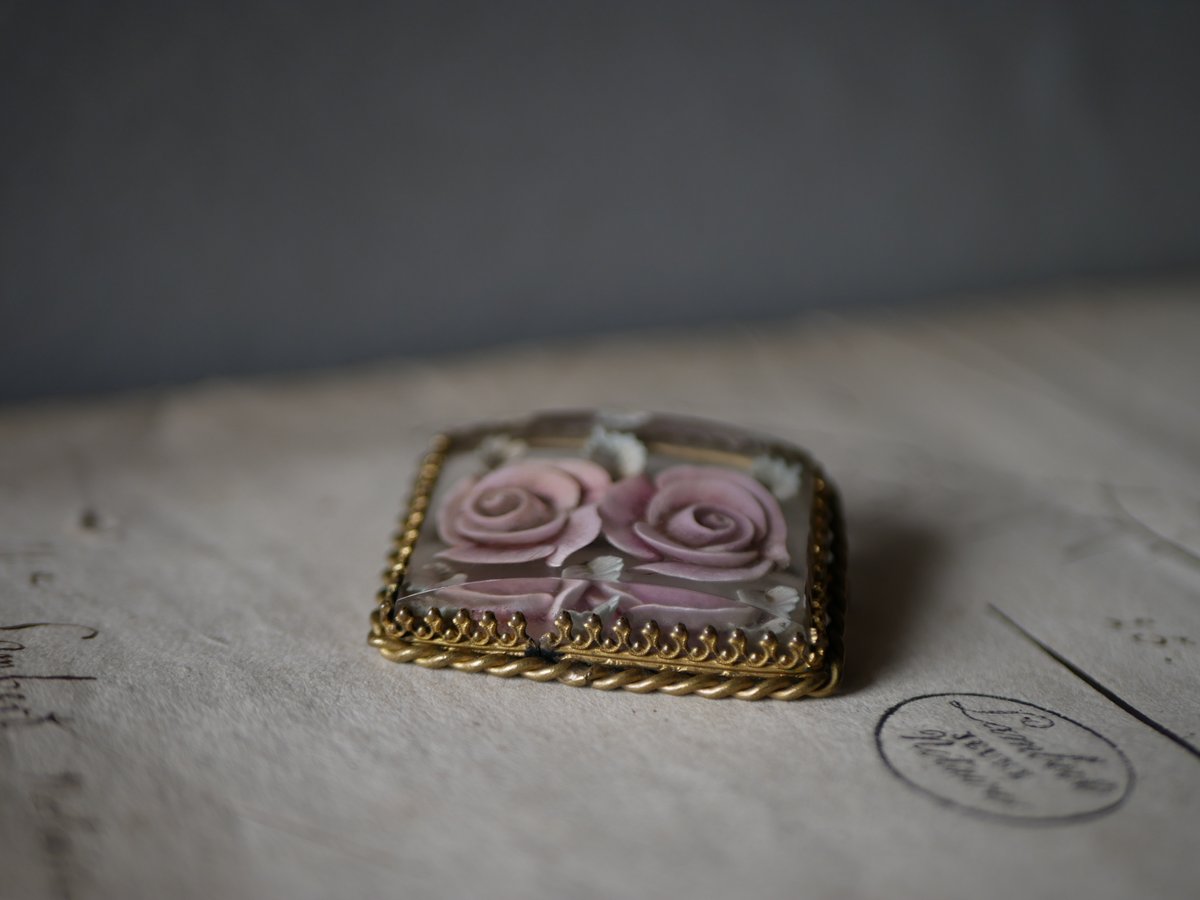 ローズ lucite Brooch ルーサイトブローチ フランスヴィンテージ