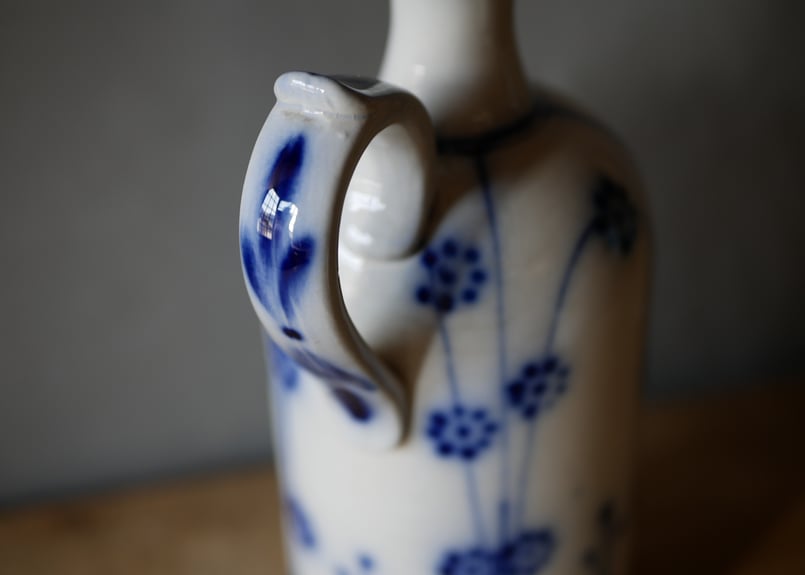 淡いブルーの小花柄 VINAIGRE 陶器のボトル フランスアンティーク 