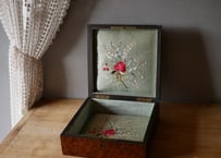 玉杢模様　ジュエリーボックス　シルクの花刺繍　ジュエリーボックス　フランスアンティーク　アンティークボックス　ブロカントのある暮らし