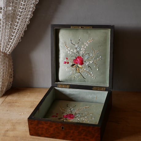 玉杢模様　ジュエリーボックス　シルクの花刺繍　ジュエリーボックス　フランスアンティーク　アンティークボックス　ブロカントのある暮らし