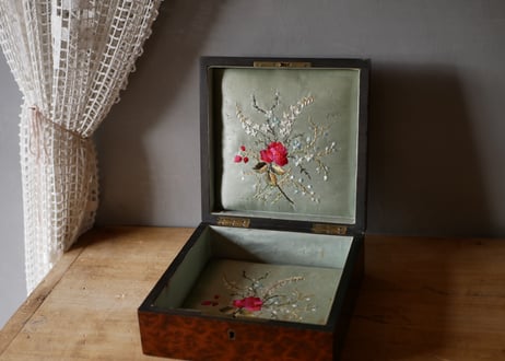 玉杢模様　ジュエリーボックス　シルクの花刺繍　ジュエリーボックス　フランスアンティーク　アンティークボックス　ブロカントのある暮らし