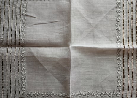 素敵な手刺繍　ハンカチ　フランスアンティーク　アンティークのある暮らし