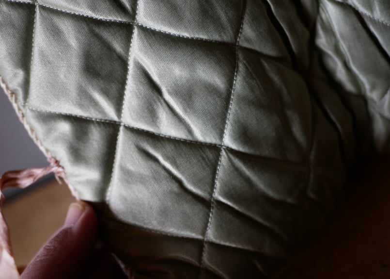シルクのハンキーケース 手刺繡 フランスアンティーク ブロカントの