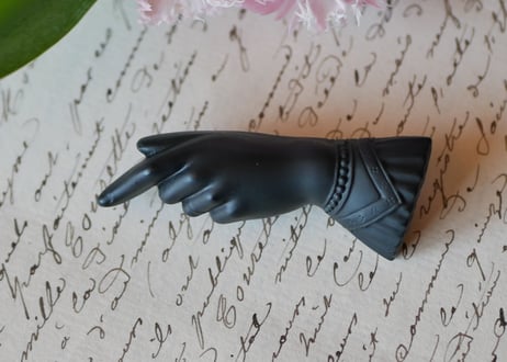 victorian brooch, Pointed finger