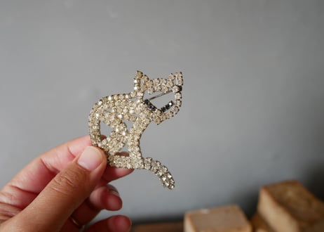 猫のブローチ　きらきらラインストーン　フランスアンティーク