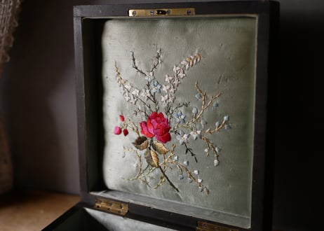 玉杢模様　ジュエリーボックス　シルクの花刺繍　ジュエリーボックス　フランスアンティーク　アンティークボックス　ブロカントのある暮らし