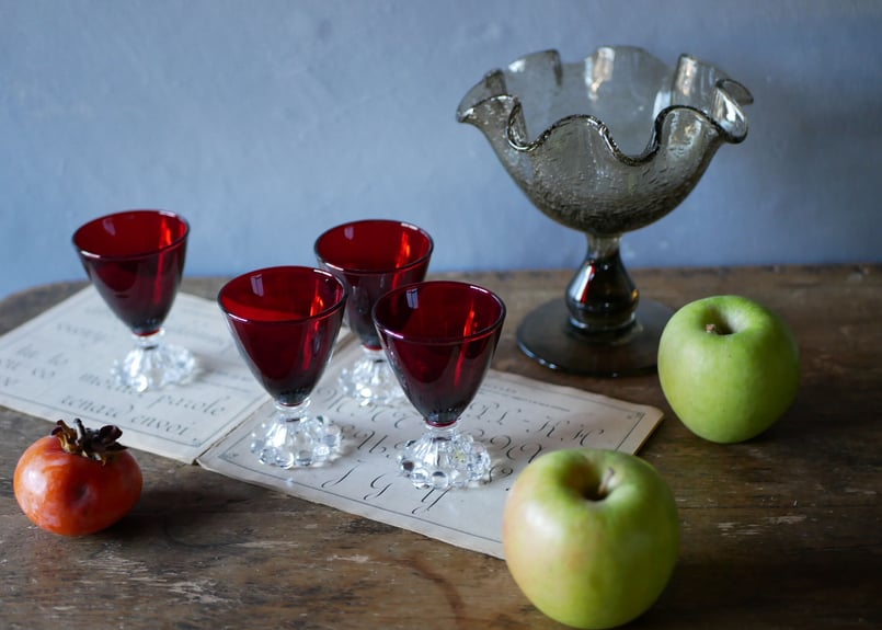 ワインレッドカラー 台座が可愛らしいグラス フランスアンティーク