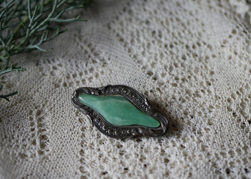 翡翠 ブローチ アンティーク アンティーク 翡翠カービングのちいさなブローチ | bonbidou22