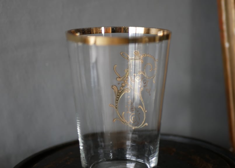 モノグラムの薄いガラスコップ フランスアンティーク ブロカントのある