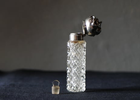 カットガラス　百合の花　香水瓶　フランスアンティーク　アンティークのある暮らし