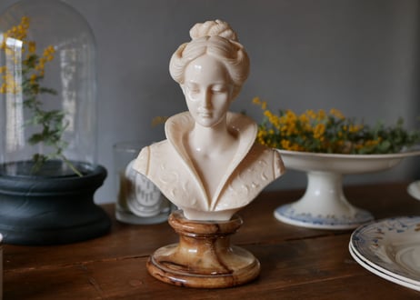 Beautiful woman Statue