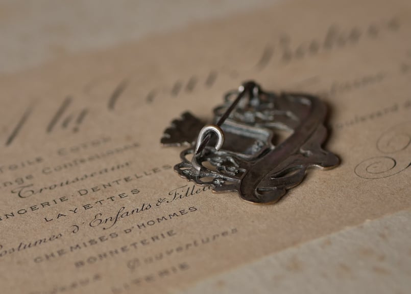 スズランのブローチ フランスブロカント箱付き スズランのブローチ