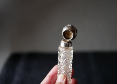 カットガラス　百合の花　香水瓶　フランスアンティーク　アンティークのある暮らし