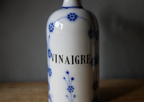 淡いブルーの小花柄　VINAIGRE　陶器のボトル　フランスアンティーク　ブロカントのある暮らし