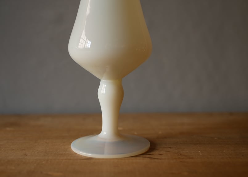 フランスヴィンテージ オパリンガラスの花瓶 白系 ホワイト 葡萄 装飾 フランスヴィンテージ雑貨 オパリンガラスフラワーベース.W