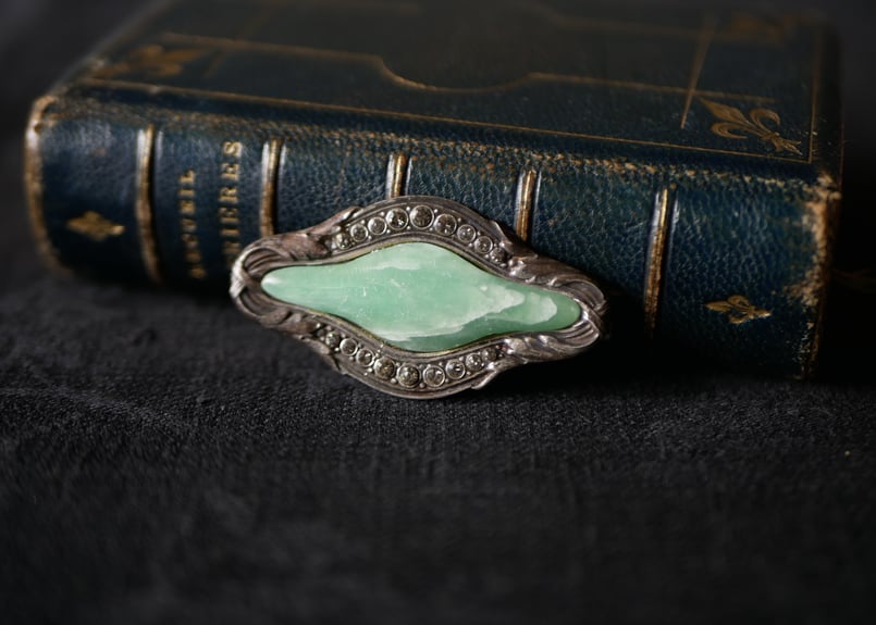 プロフ必読！∞ アンティークなディスプレイに♪翡翠をはめ込んだレア小物入れ ∞ 翡翠 アンティークブローチ アンティークアクセサリー ブロカントの