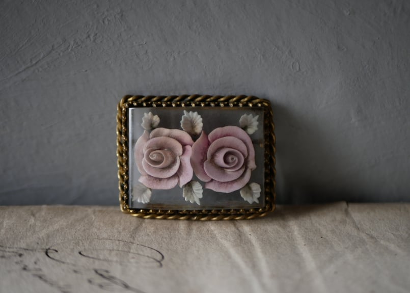 ローズ lucite Brooch ルーサイトブローチ フランスヴィンテージ