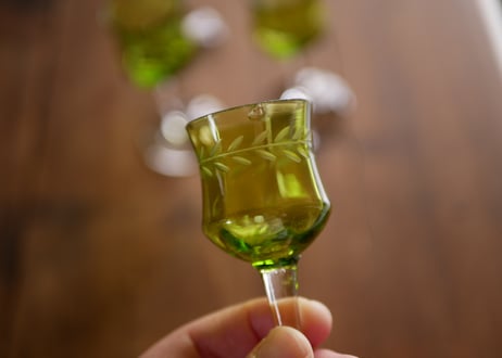 リキュールグラスとデキャンタセット　グリーン　フランスアンティーク　ブロカントのある暮らし