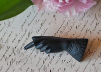 victorian brooch, Pointed finger