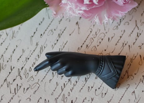 victorian brooch, Pointed finger