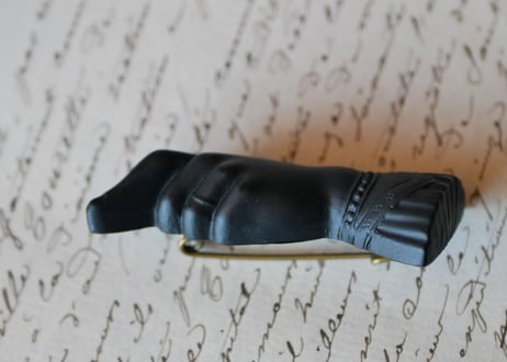 victorian brooch, Pointed finger