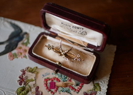 K9 seed pearl   SWALLOW  brooch