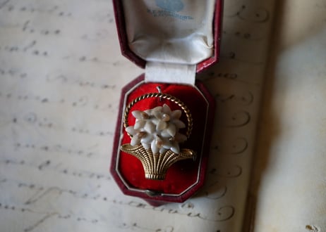 シェルの花が入ったパニエ brooch ブローチ フランスアンティーク