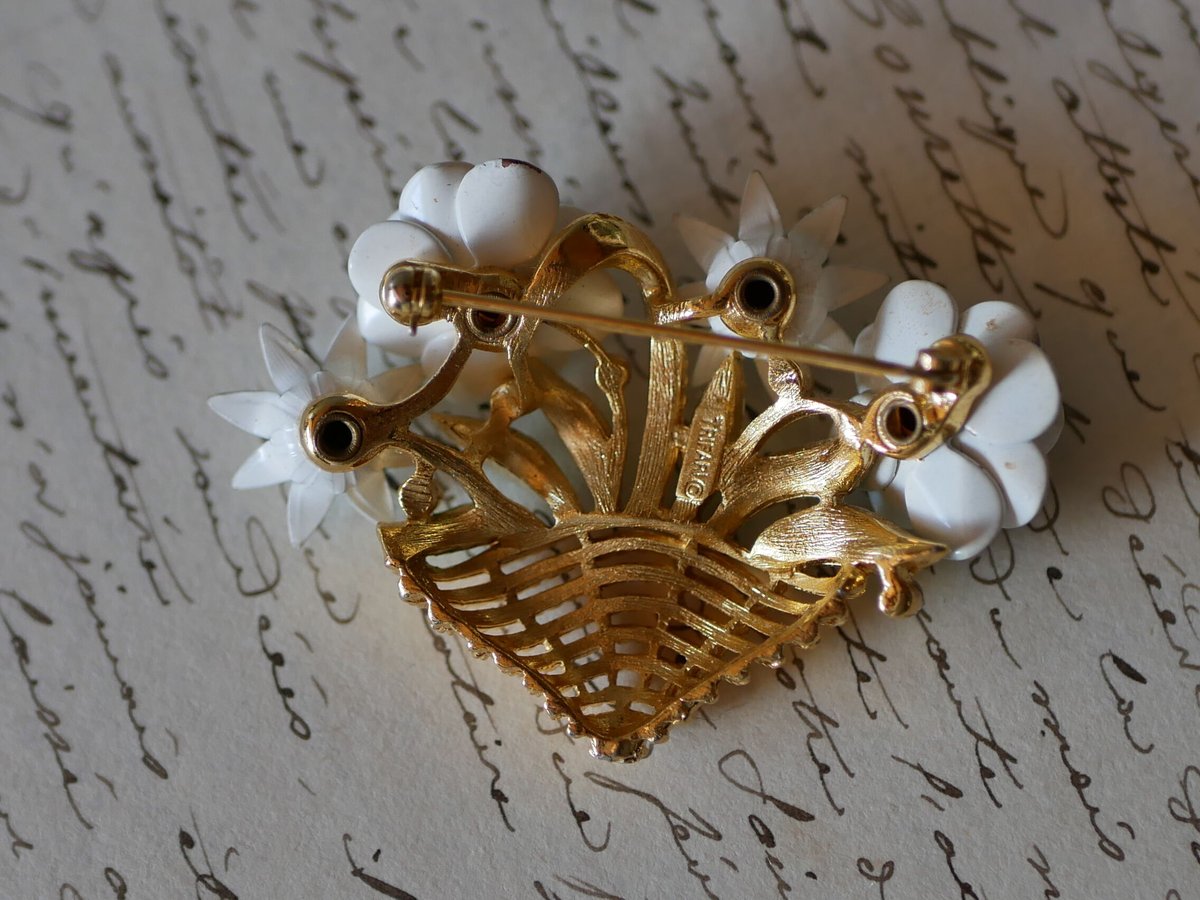 Crown Trifari, flower brooch | mamantique