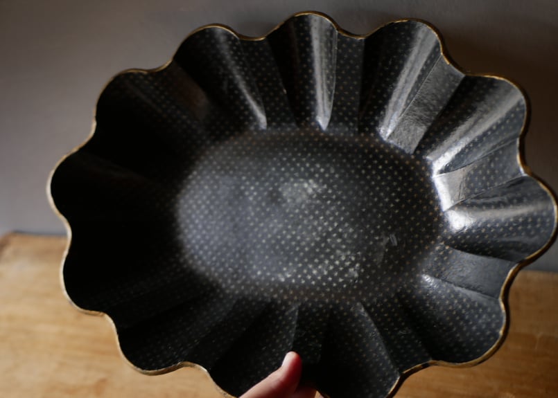 パピエマシェ 花リムの器 金彩 フランスアンティーク ブロカントのある