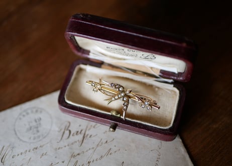 K9 seed pearl   SWALLOW  brooch