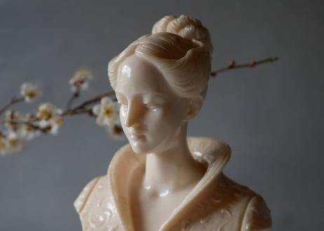 Beautiful woman Statue